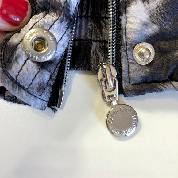 Calvin Klein Blk White Animal Print Puffer Vest - Picture 4 of 8